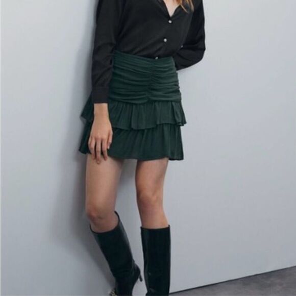 Zara Dresses & Skirts - NWT Womens Zara Emerald Green Ruched Emerald Green Mini Skirt - Sz XS